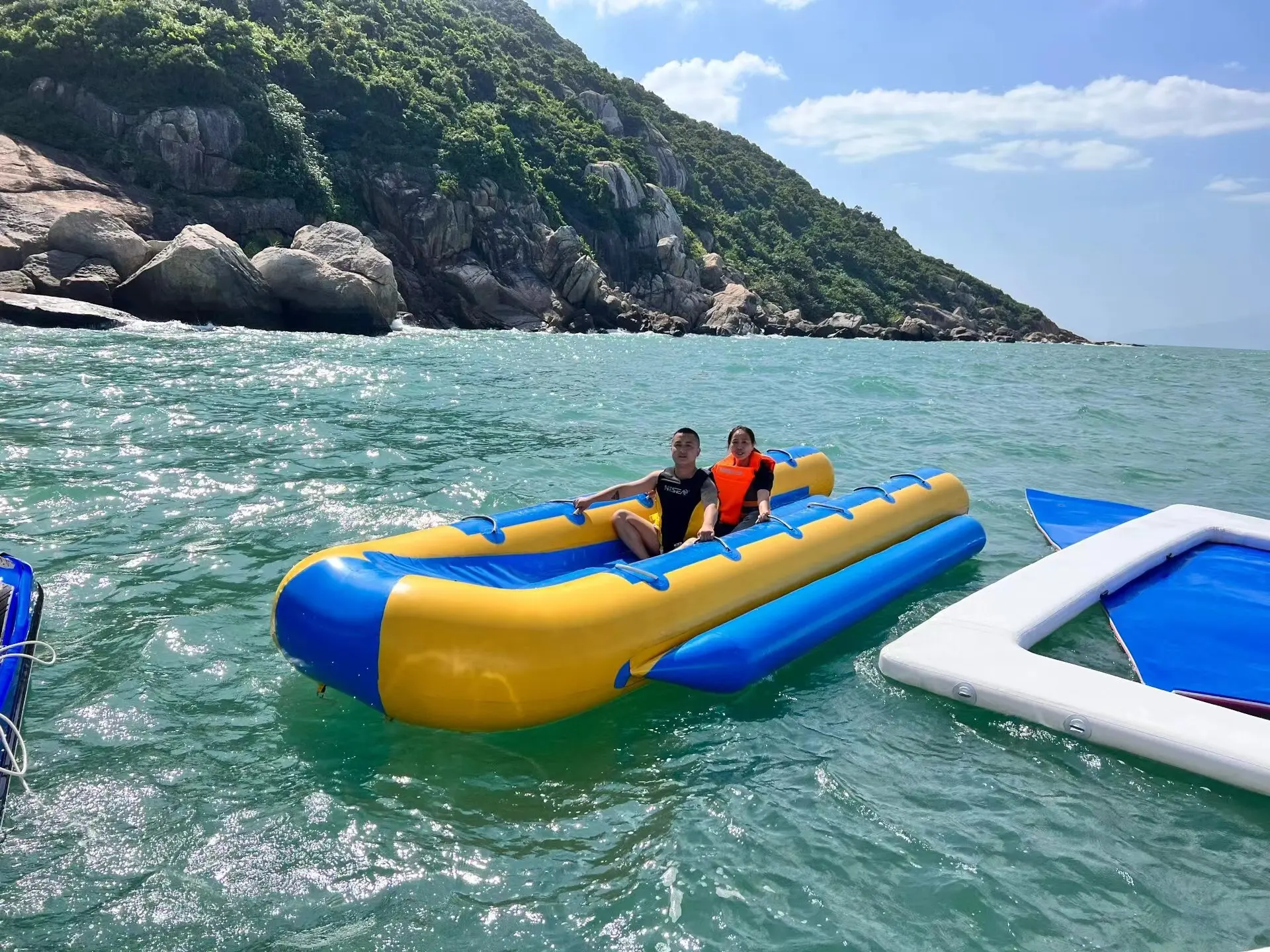 Selling water sports games, super exciting inflatable water banana boat, flying fish boat, towing boat