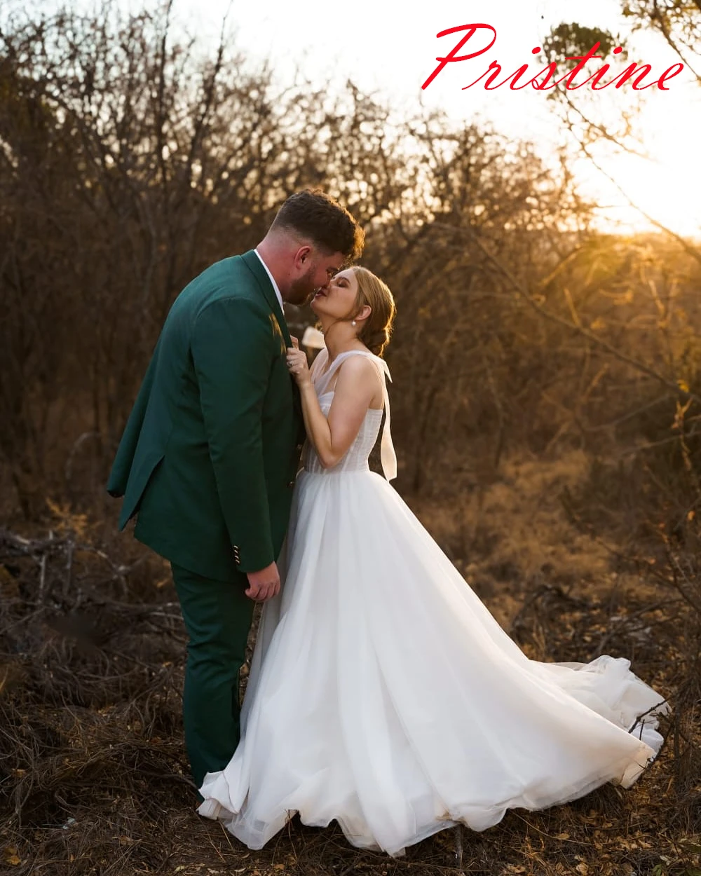 Aangepaste elegante witte tule bruidsjurken temperament strapless kapmouw trouwjurk kapel trein knoppen terug jurk