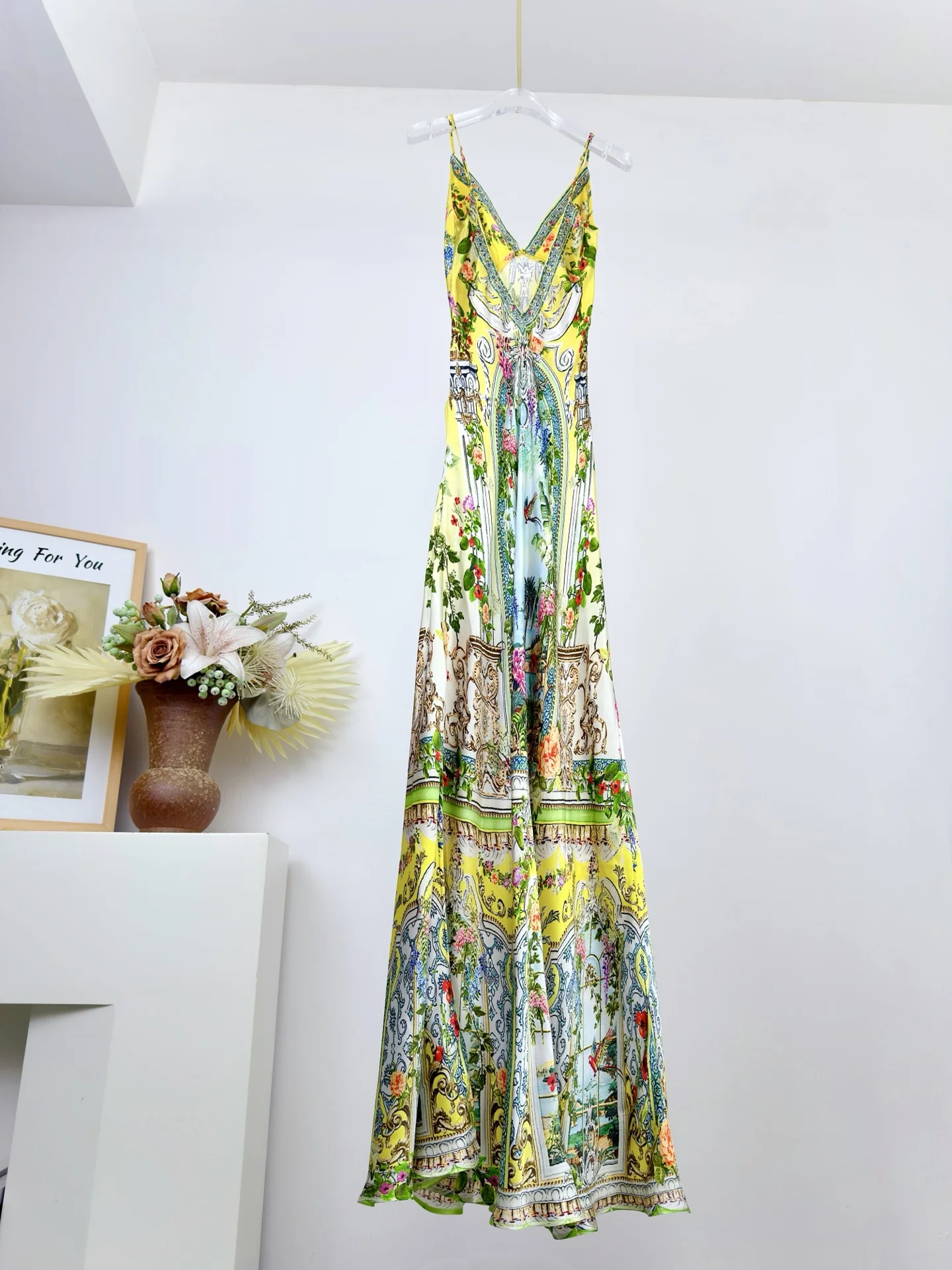 ชุดเดรสยาวผ้าไหมแท้ 100% สำหรับวันหยุด แบบเปิดหลัง สีเหลือง สายเดี่ยว ประดับคริสตัล ลายดอกไม้ คอวี แขนกุด เอวสูง
