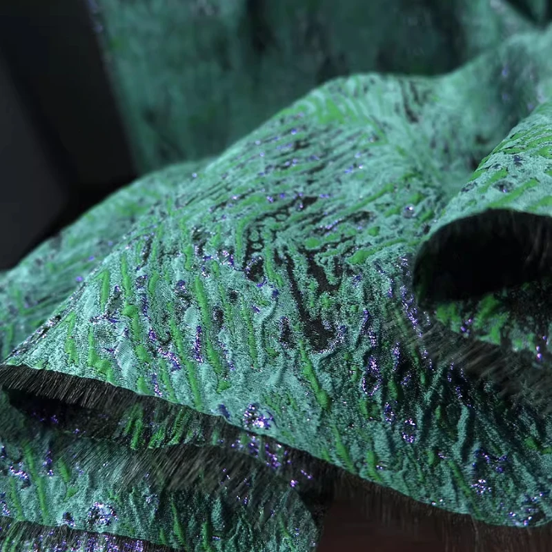 

Зеленая жаккардовая ткань с геометрическим узором и декором в китайском стиле. Смешанное пальто. Дизайнерская ткань своими руками для шитья.