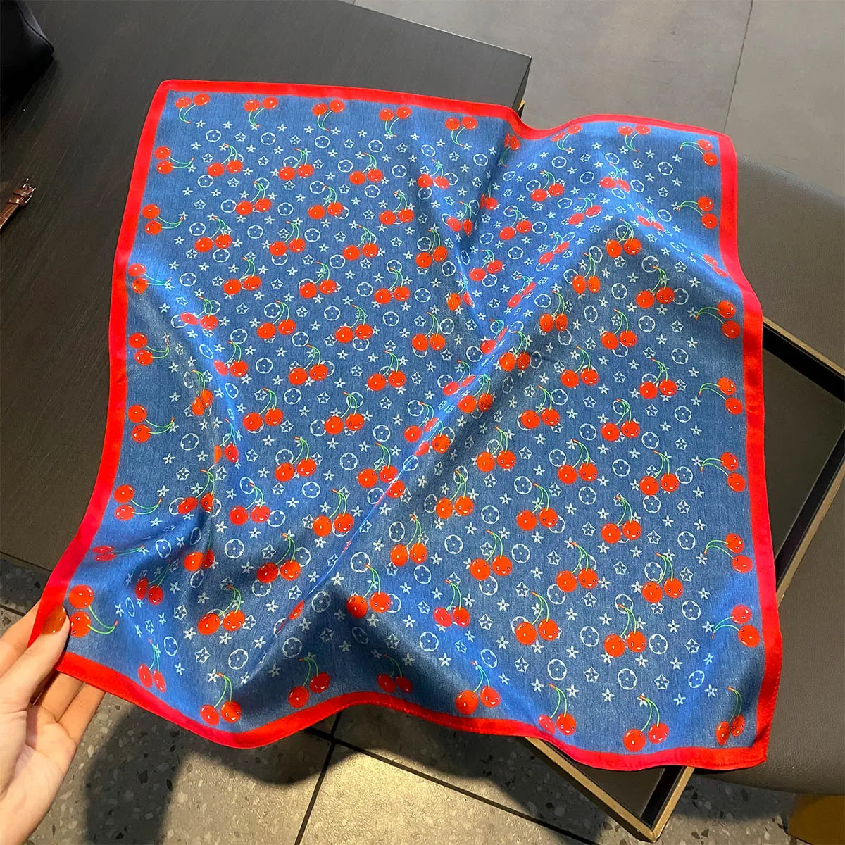 Luxuriöser Schal 2026 100% Echte Seide Quadratischer Schal Damen Designer Blumendruck Halstuch Weiblicher Hijab Bandana Stirnband