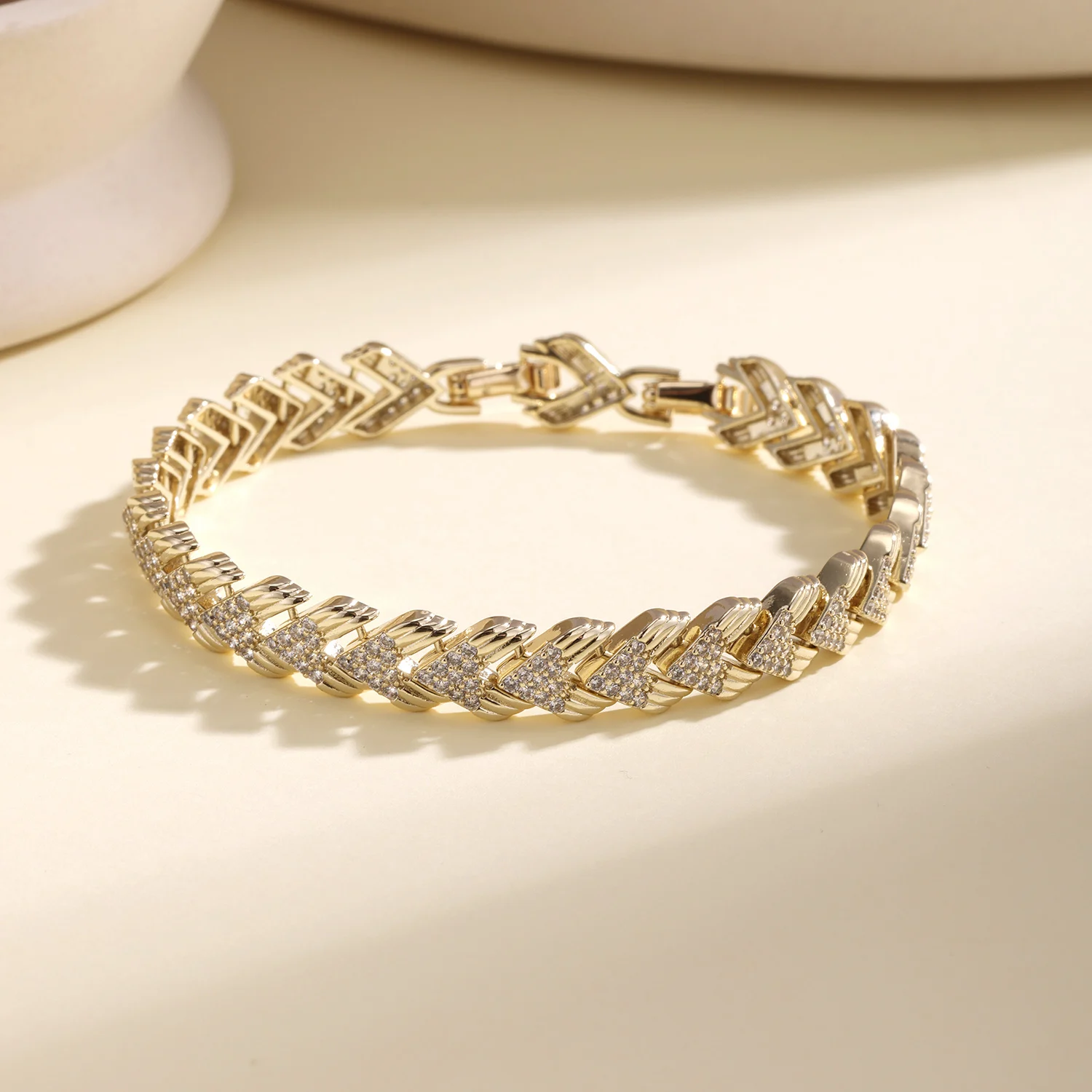 Nidin Luxus-Armband mit glänzenden CZ-Kristallen, Pfeilform, V-förmige Pfeilspitze, Handgelenkkette, eleganter Hochzeitsschmuck für Frauen, Alltagskleidung – Detail 10