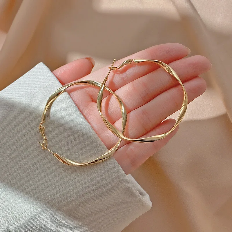 

Большие серьги-кольца, круглые женские серьги, золотистого цвета, крупные серьги-хагги, модные ювелирные украшения, подарки оптом