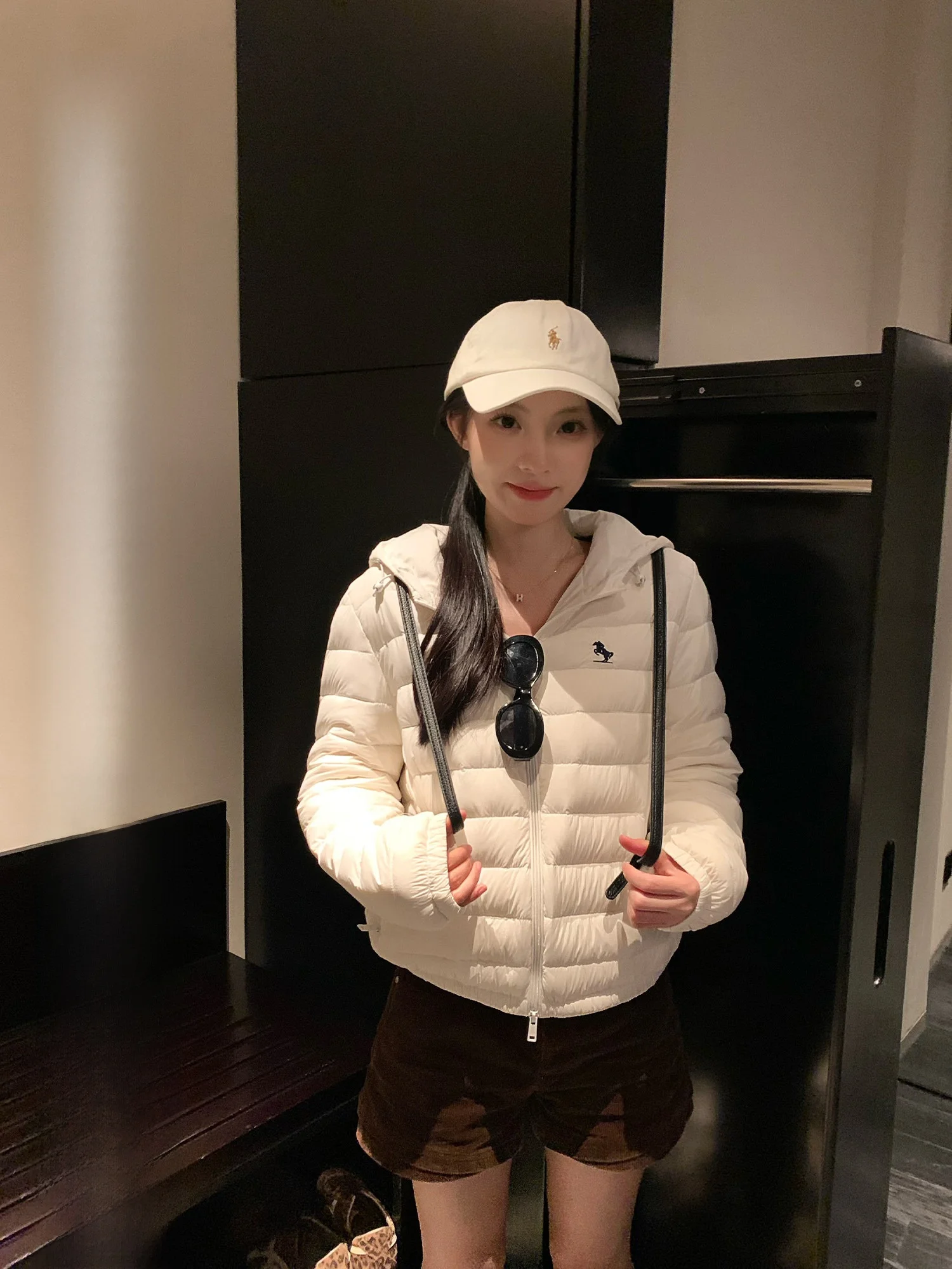 

Классическая легкая женская пуховая куртка Yuzhiqi с вышивкой на капюшоне: невесомая и теплая верхняя одежда для осени и зимы