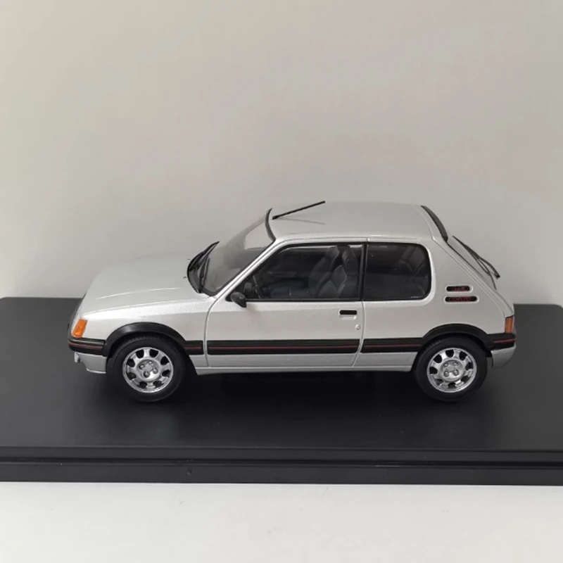 

WHITEBOX масштаб 1/24 205 GTI сплав имитация модели автомобиля статическая коллекция украшенные праздничные подарки игрушки сувенирный подарок