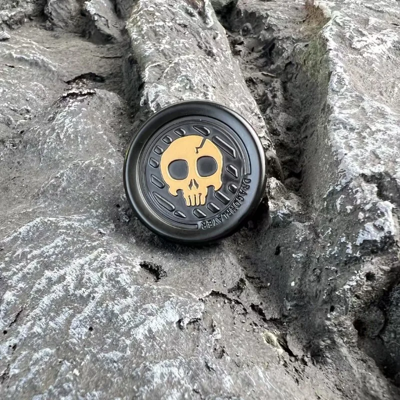 ZWXQ EDC nuevo demonio cráneo Fidget Spinner Metal dedo empuje tarjeta juguete de descompresión