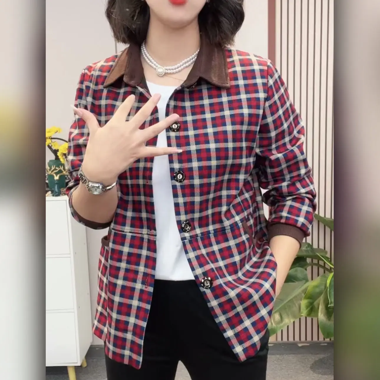 Jaqueta curta xadrez para mãe de meia idade, casaco solto, gola de camisa, roupa popular, estilo novo, primavera e outono