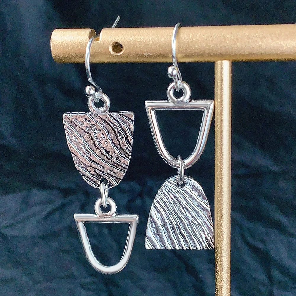 1 pair of geometric earrings with rusty texture and worn hanging earrings. Women's daily wear