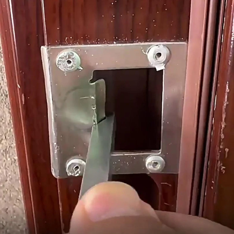 Instalación cerradura puerta con llave ajuste huecos puerta acero para mejorar los cierres puerta