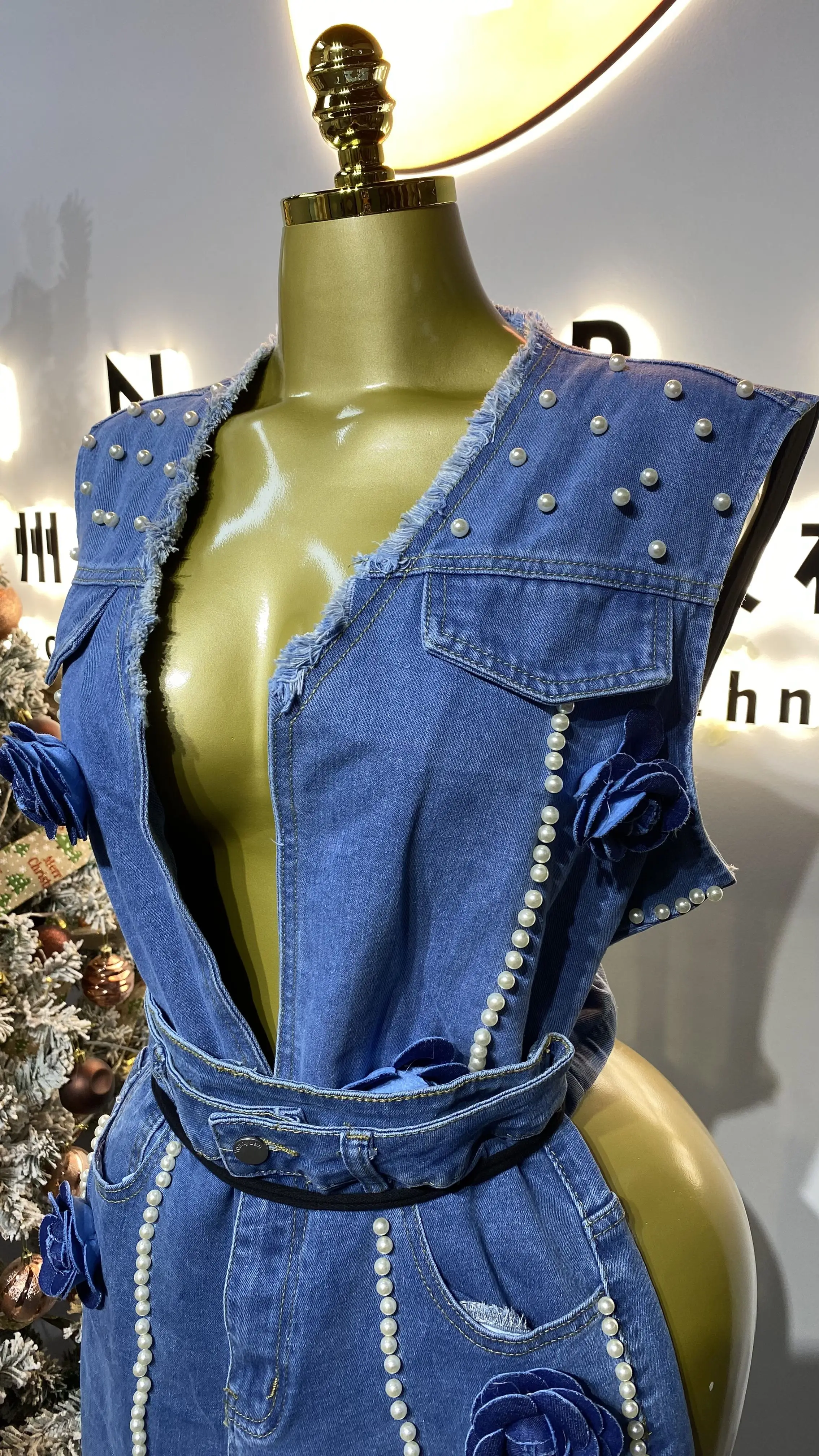 تصميم جديد، بذلة مخصصة بدون أكمام ورقبة على شكل حرف V وحزام قابل للتعديل من قماش الدنيم بطباعة زهور-GZXX224