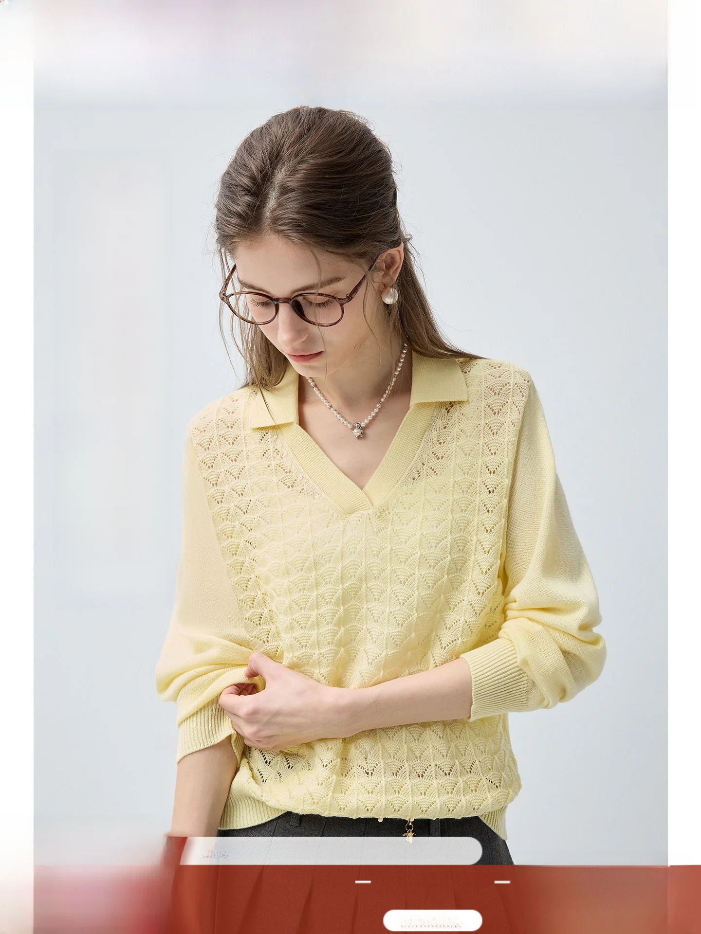 Dzianina damska plus size, do ramion, z długim rękawem, wełniana, ażurowa, wiosenna, wyszczuplająca, dla lekko zażywionych kobiet, wygodna, oddychająca.