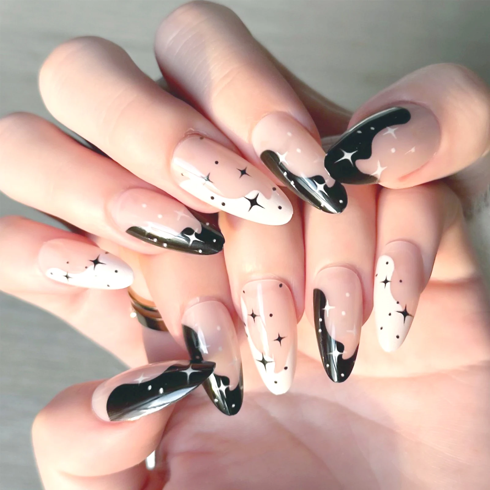 24pcs Simple Balck White False Nails Glitter Stars Designs Glossy Press On Nails Detachable Almond Fake Nail For Halloween