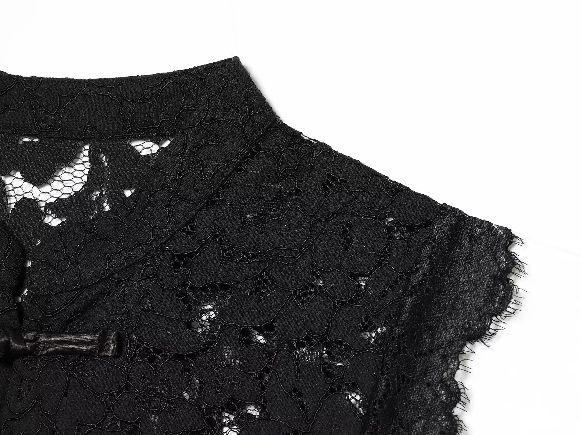 KONDALA Festliches, sexy schickes Damen-Tanktop mit Spitze, Knöpfen, Cut-Outs und Umlegekragen, ärmelloses Oberteil, modisch, Frühjahr/Sommer 2026 – Detail 12