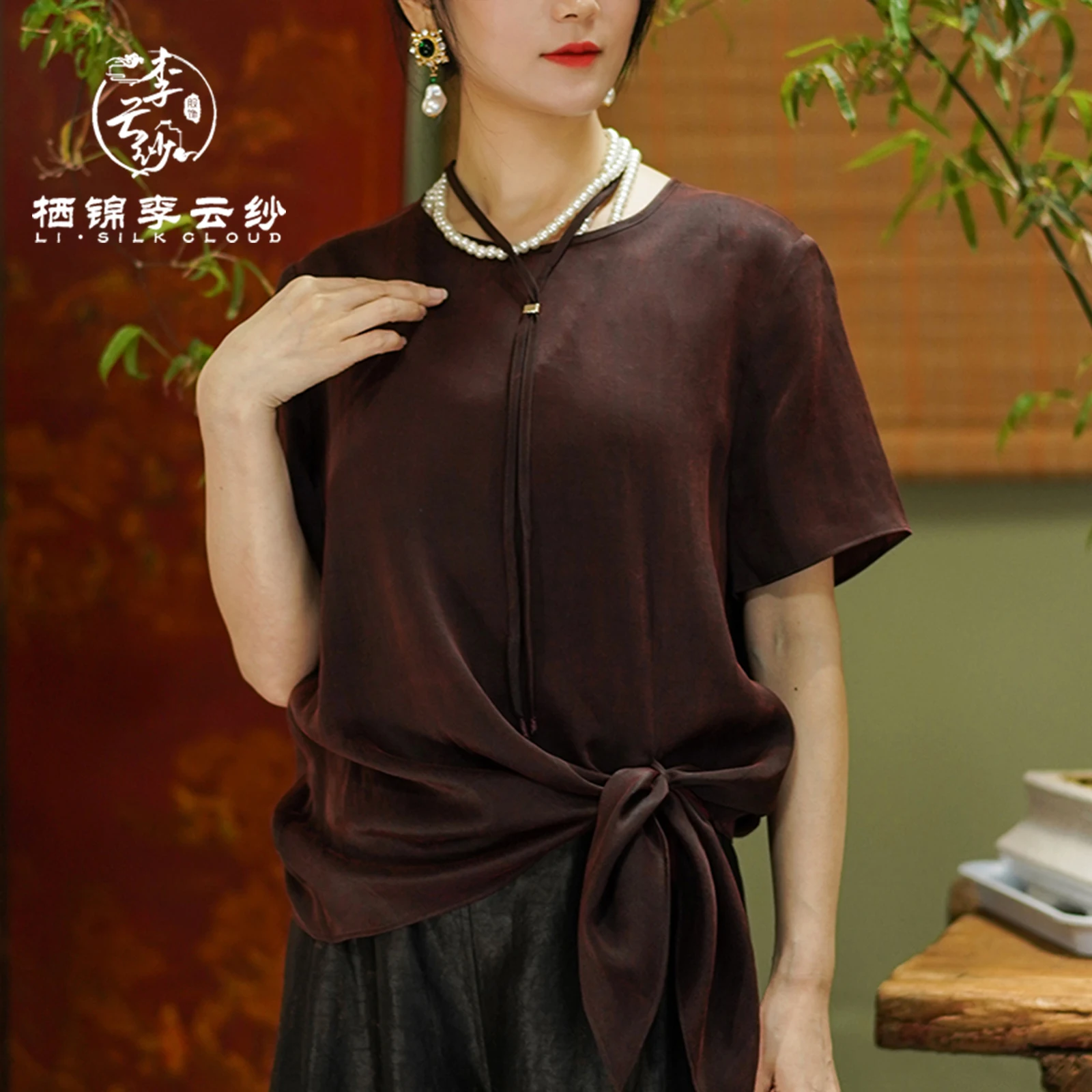 LI SILK CLOUD Camicetta a maniche corte Colore puro - con cravatta lunga e sottile e bottoni con perle - Top da donna elegante (marrone scuro)