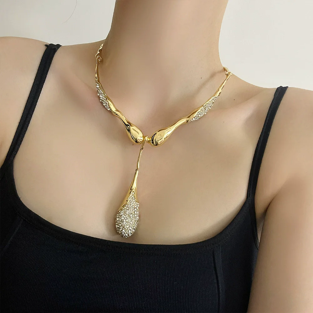 المألوف المعادن تقسم بشكل غير منتظم حجر الراين قطرة الماء قلادة طوق أنيق العصرية قلادة المرأة مجوهرات اكسسوارات