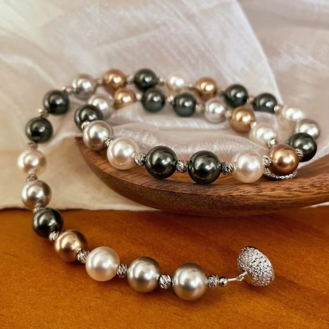 

New retro high-quality Maillard style diamond ball buckle Shijia round 12mm shell pearl necklace collarbone chain atmosphere