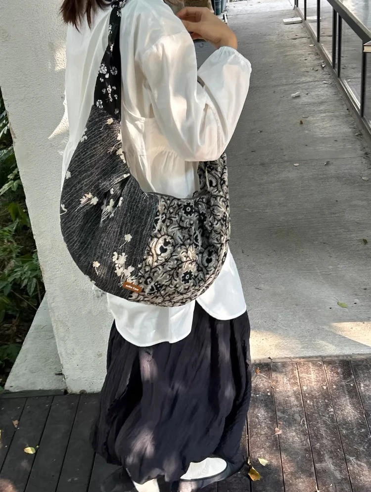

Elegant Chinese Style Patchwork Shoulder Bag with Texture Fabric And Horn Design Casual Floral Pattern for Young Adults