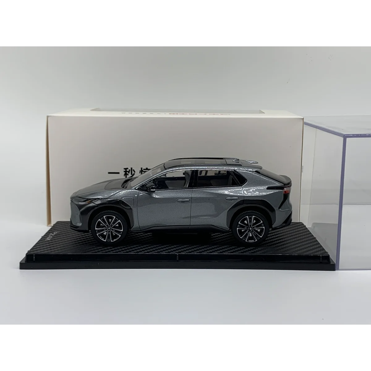 Diecast 1:30 Scale GAC Toyota BZ4X Two-color Alloy Car Model