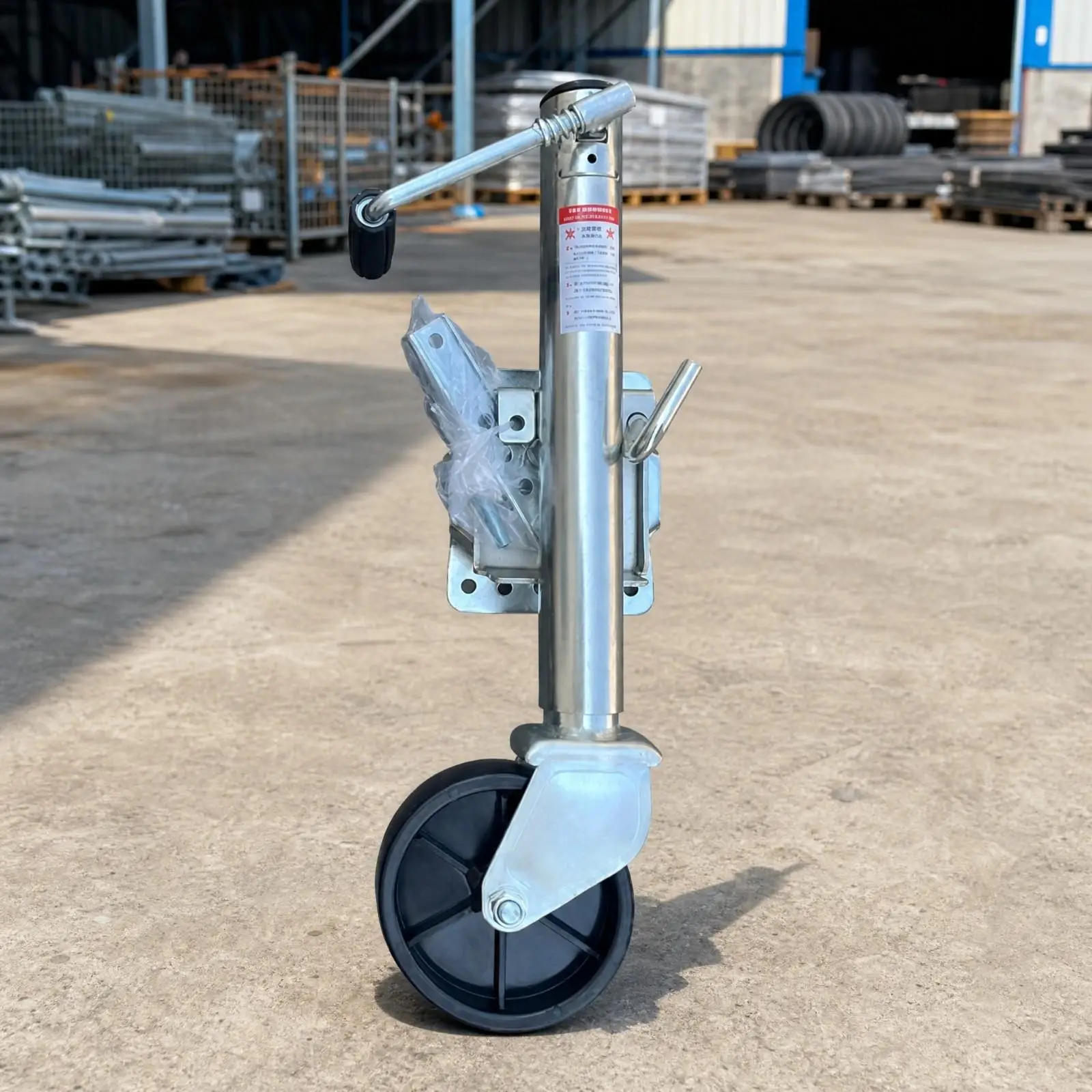 roue-de-levage-de-remorque-avec-levier-pliable-sur-la-roue-de-levage-de-l'unite-remorquee