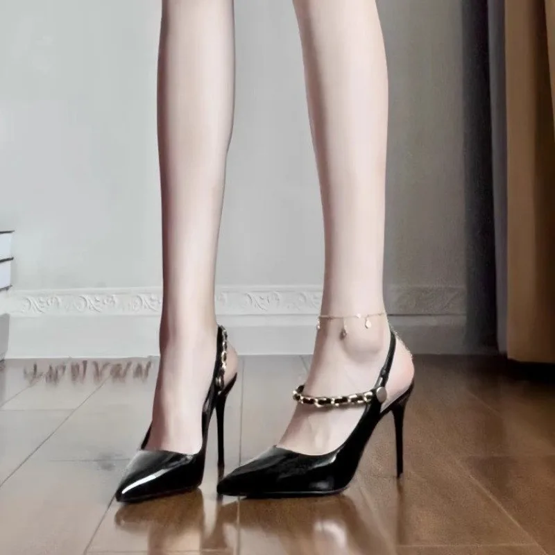 جديد براءات الاختراع والجلود سلسلة مثير أشار تو الفم الضحلة خنجر مزاجه عالية الكعب المرأة موضة باوتو الصنادل