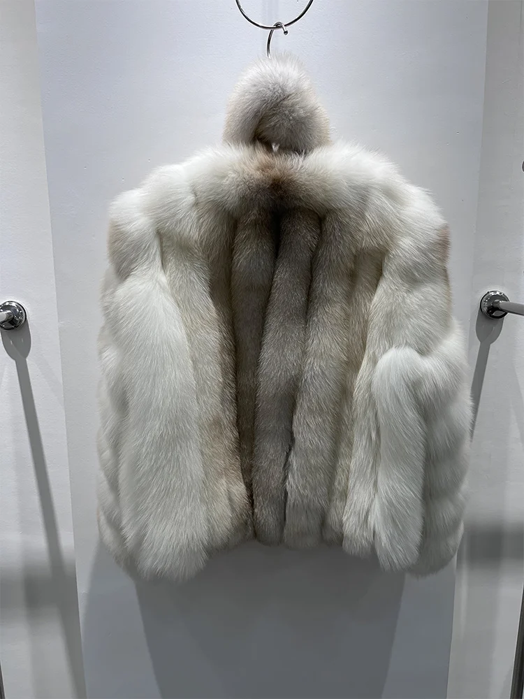 Modne płaszcze damskie na zimę 2025, grube i ciepłe kurtki z naturalnego futra lisa.