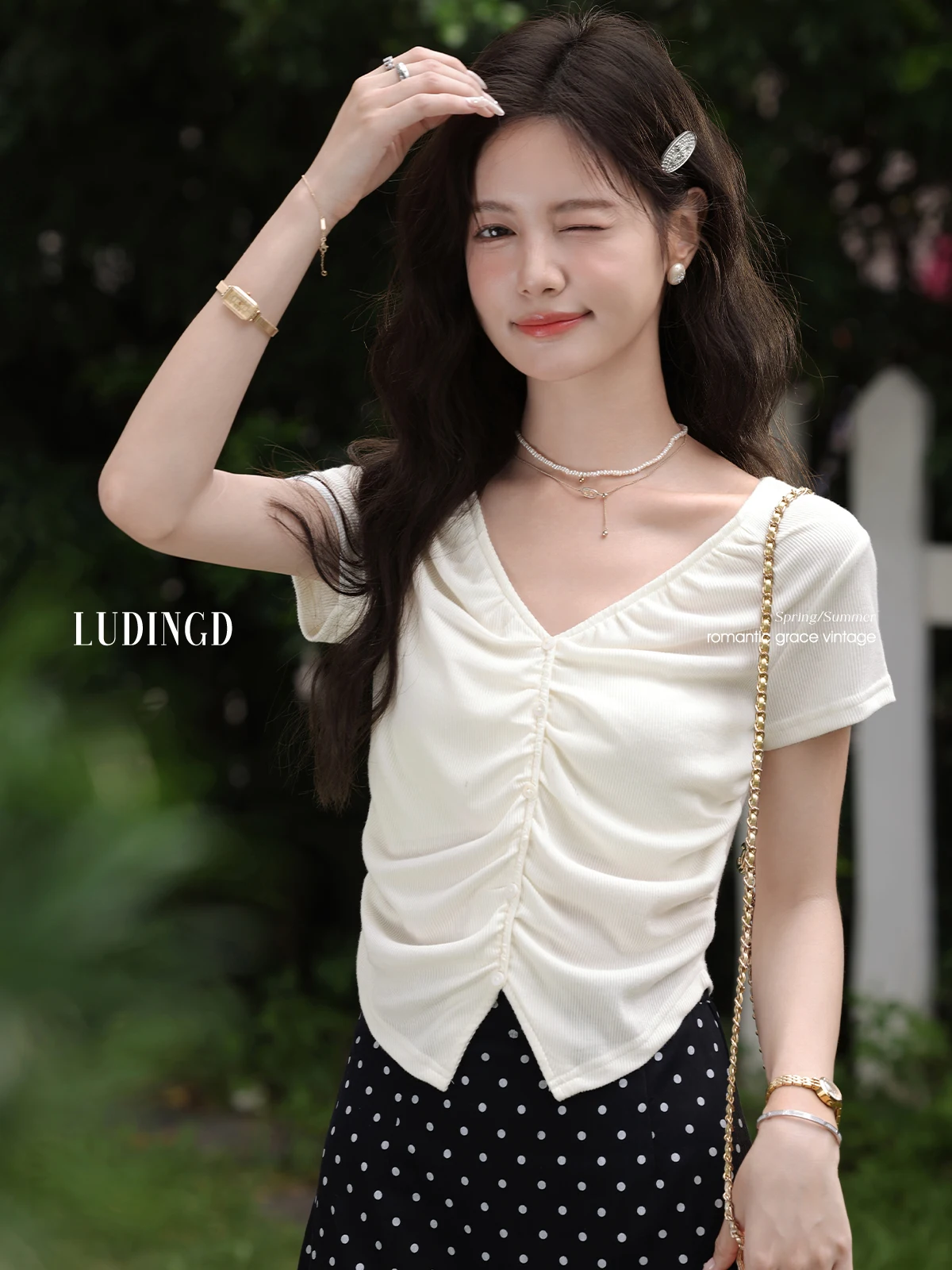 ALXNAN Plus Size Wit T-shirt met V-hals Elegant Casual Geplooid Slim-fit T-shirt 2025, Zomer Kantoor Dame Korte Mouw Tops D11372