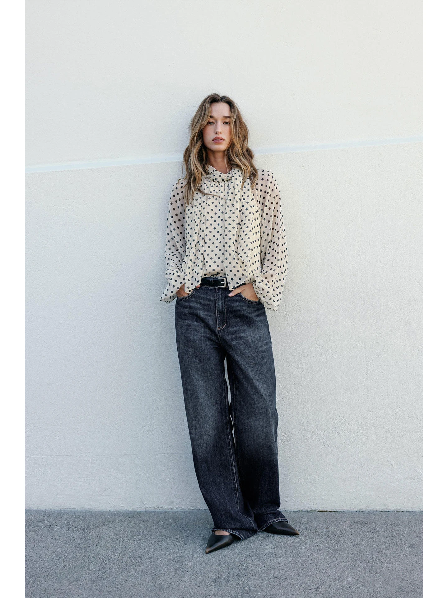 

Новая блузка LIMO 2026 из шифона в горошек! Воротник-бабочка, струящаяся ткань, элегантный свободный крой. Идеально подходит для поездок на работу и повседневной носки.