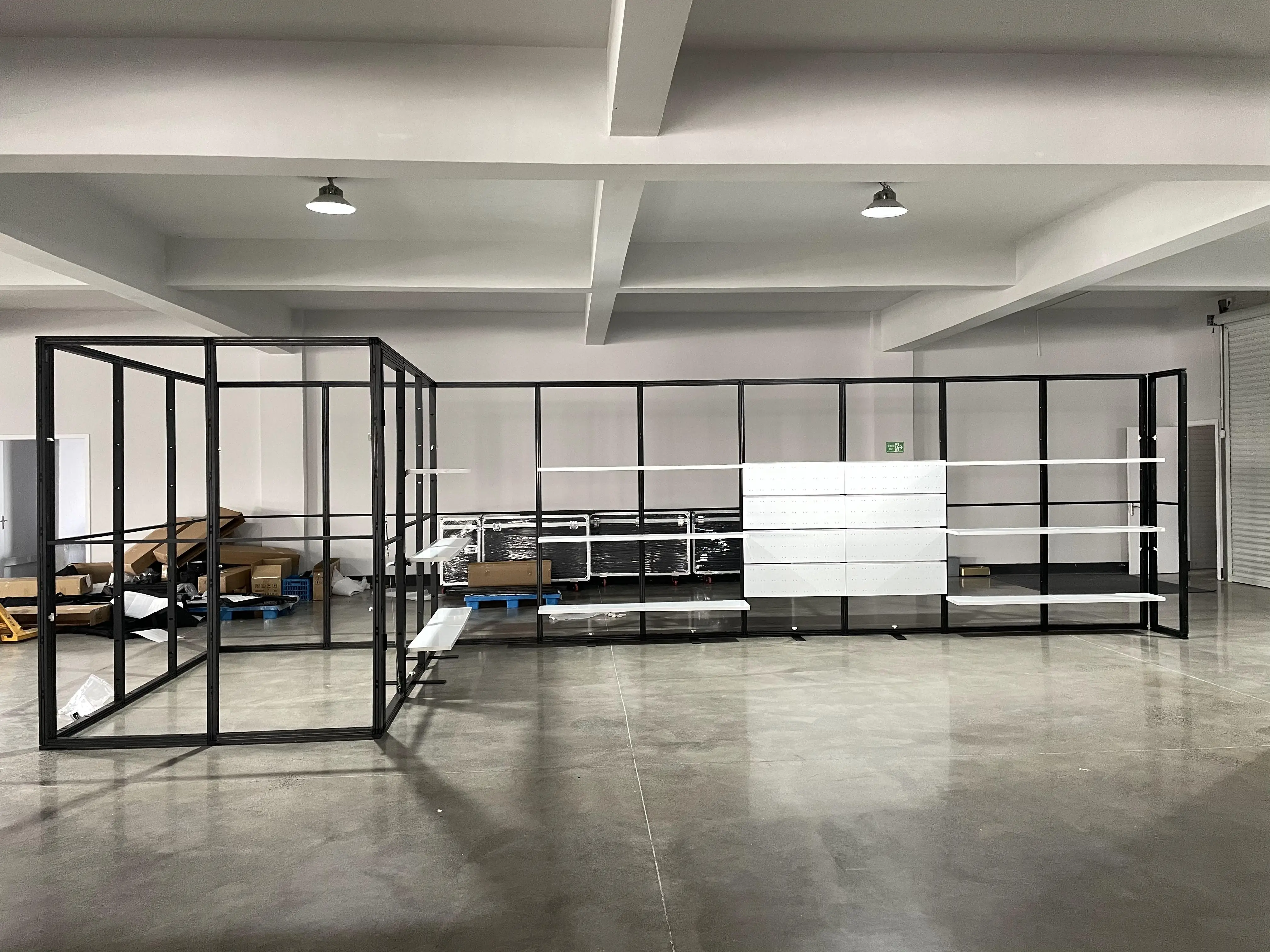 Grande stand de présentation commerciale 10x30, présentoir d'exposition personnalisé avec salle de rangement, comptoir d'émission commerciale