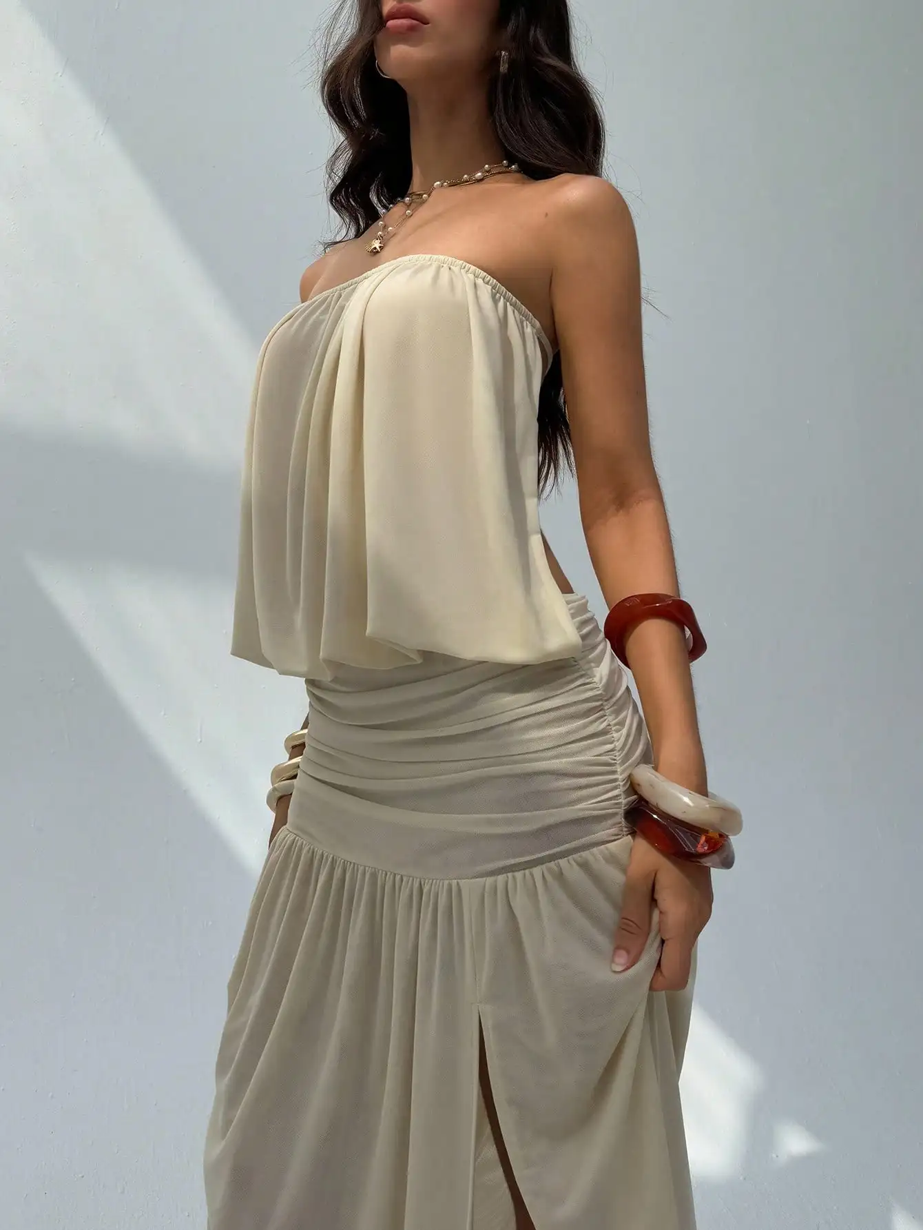 

Длинное платье без бретелек и с открытой спиной цвета абрикос с драпировкой на талии и боковым разрезом, струящийся летний наряд для пляжного отдыха