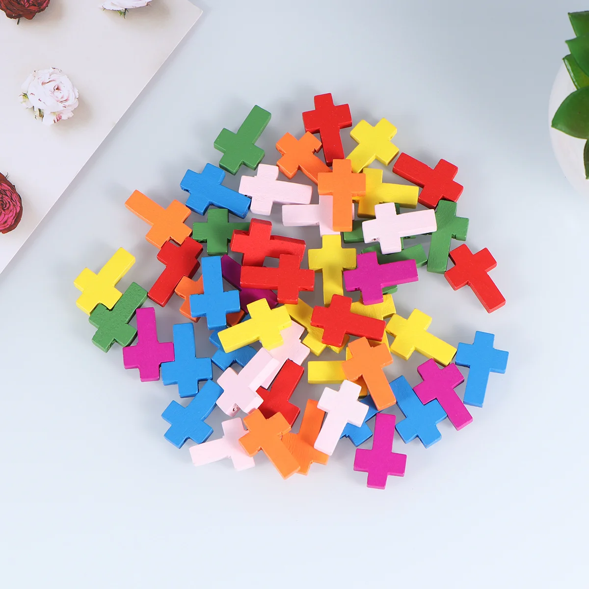 

50 шт. деревянных подвесок-крестиков разных цветов с боковыми отверстиями для изготовления украшений и декора