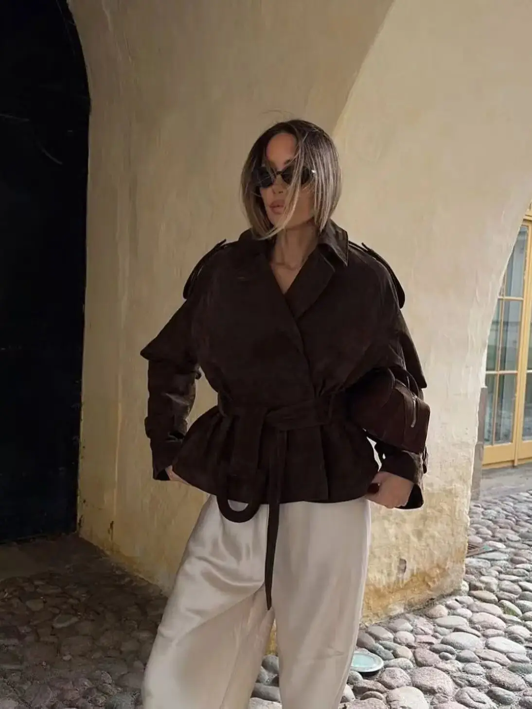 سترة كلاسيكية من جلد الغزال البني للنساء موضة خريف وشتاء 2025 معاطف بحزام وأكمام طويلة سترات أنيقة للسيدات ملابس خارجية #2