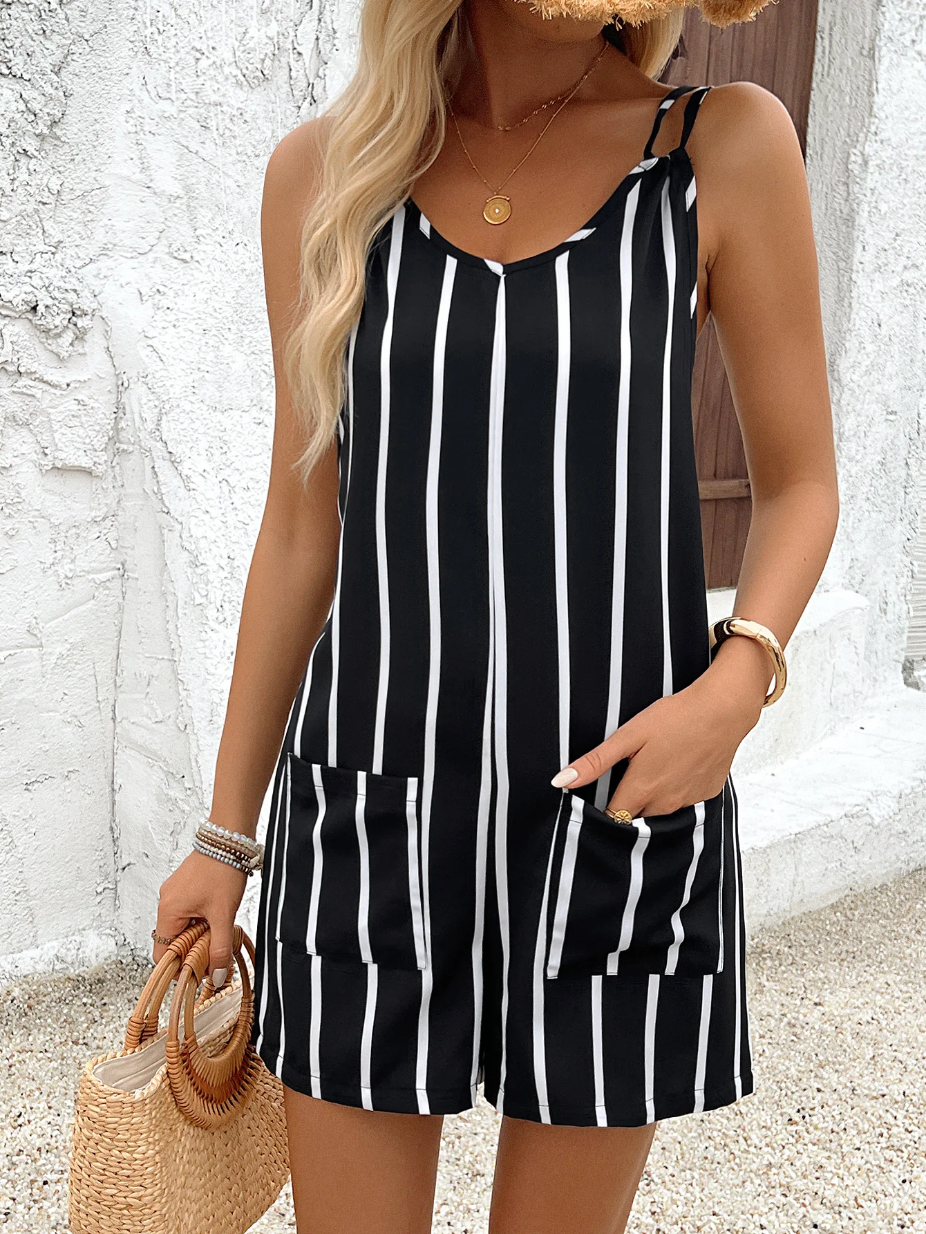 Fashion Women Summer Casual Sleeveless Adjustable Shoulder Strap Loose Rompers Women\'s Fashion Comfy Pocket Pants Shorts