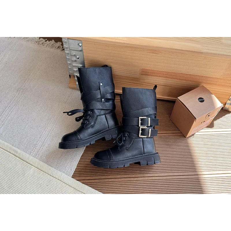 حزام مشبك النمط البريطاني الفتاة الأحذية الجلدية 2025 الخريف والشتاء النسخة الكورية الجديدة للأطفال رقيقة المخملية الأحذية