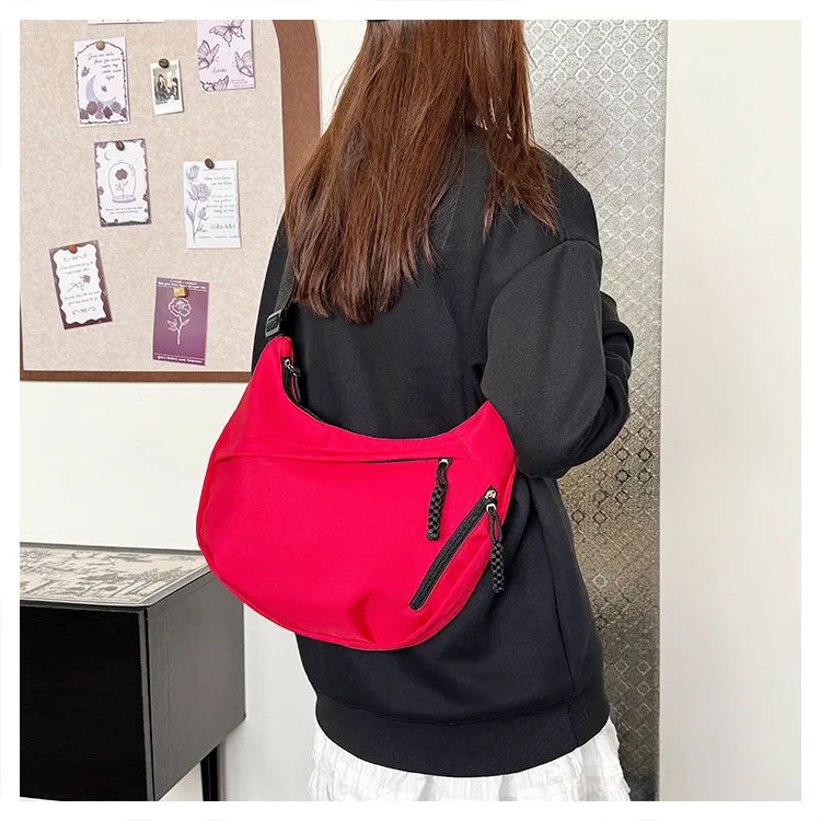 Schlichte und Stilvolle Crossbody Dumpling-Tasche, Leichtgewichtig, Große Kapazität, Umhängetasche, Studenten-Schultertasche, Vielseitige Sporttasche – Detail 20