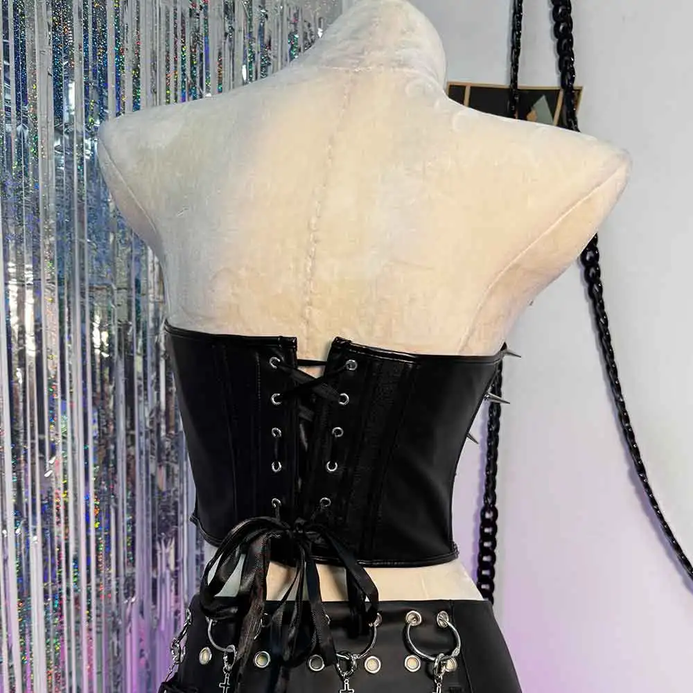 เสื้อครอปหนังเทียมสไตล์โกธิค ลายหัวกะโหลก สำหรับสาวๆแนว E-Girls พังก์ร็อก อีโม Y2K  พร้อมสายรัดแบบคอร์เซ็ท  ตกแต่งด้วยโซ่  หมุด  ตะปู  และสไตล์ Glitch Core  เหมาะสำหรับใส่ไปคลับ  แนวกรันจ์