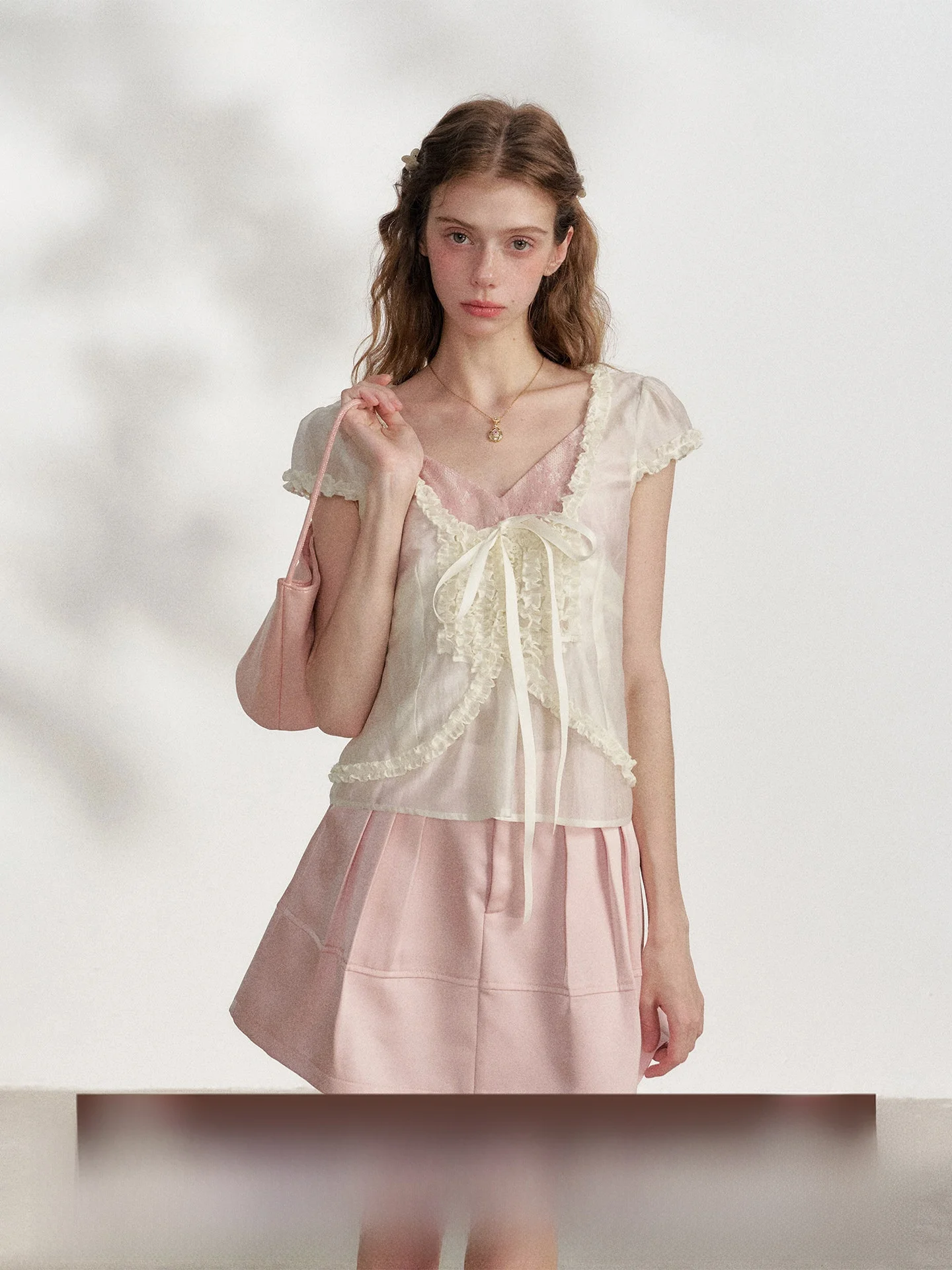 

Новинка Empire2026: Летний дизайнерский комплект из двух предметов – полупрозрачная женская рубашка с коротким рукавом и топ на бретельках в нежном стиле.