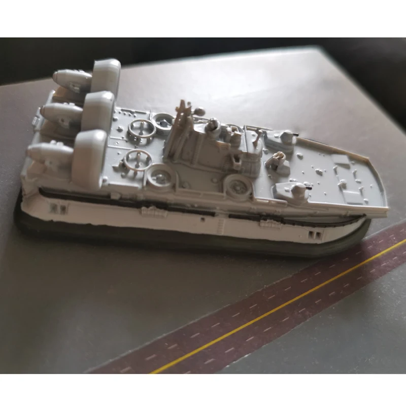 1PC 1/700 Scale Air Cushion Landing Craft Static Model Simulation Transport Ship Length 8cm Width 3.6cm for DIY Assembly Display