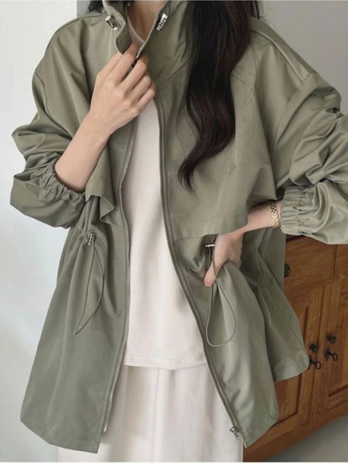 

Женская ветрозащитная куртка свободного кроя с воротником-стойкой, на шнурке на талии, стройнящая, стильная, для повседневной носки, средней длины