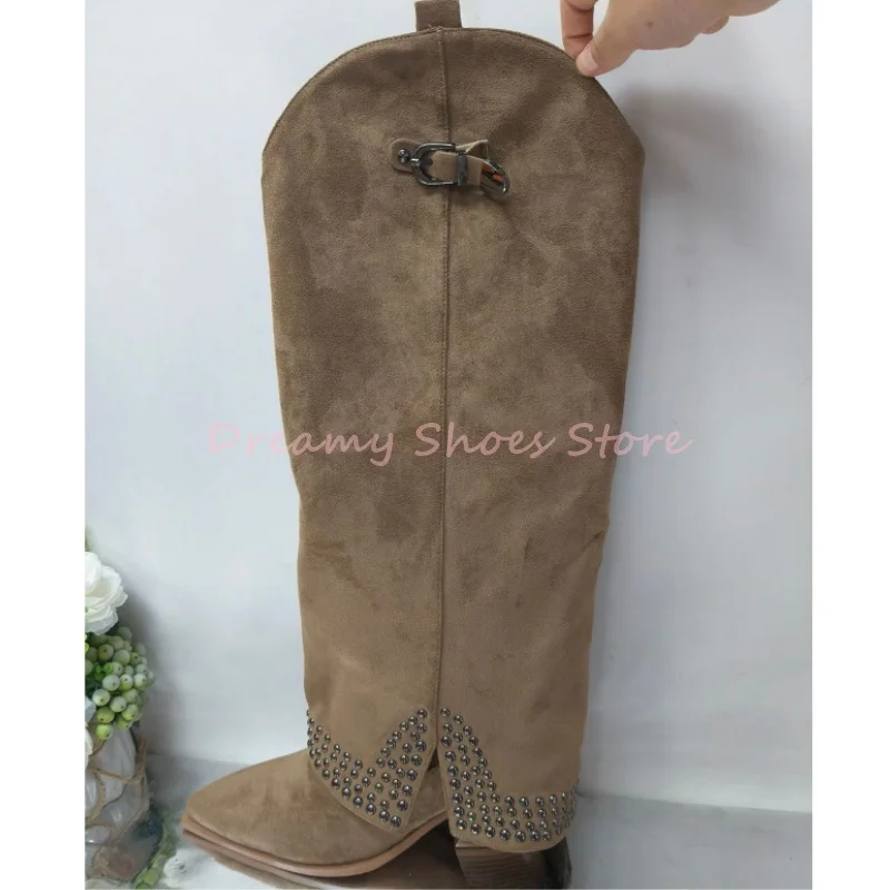 Сапоги до колена на танкетке с заклепками и острым носком, женские длинные сапоги без шнуровки с пряжкой на ремне, модная модная осенне-зимняя женская обувь