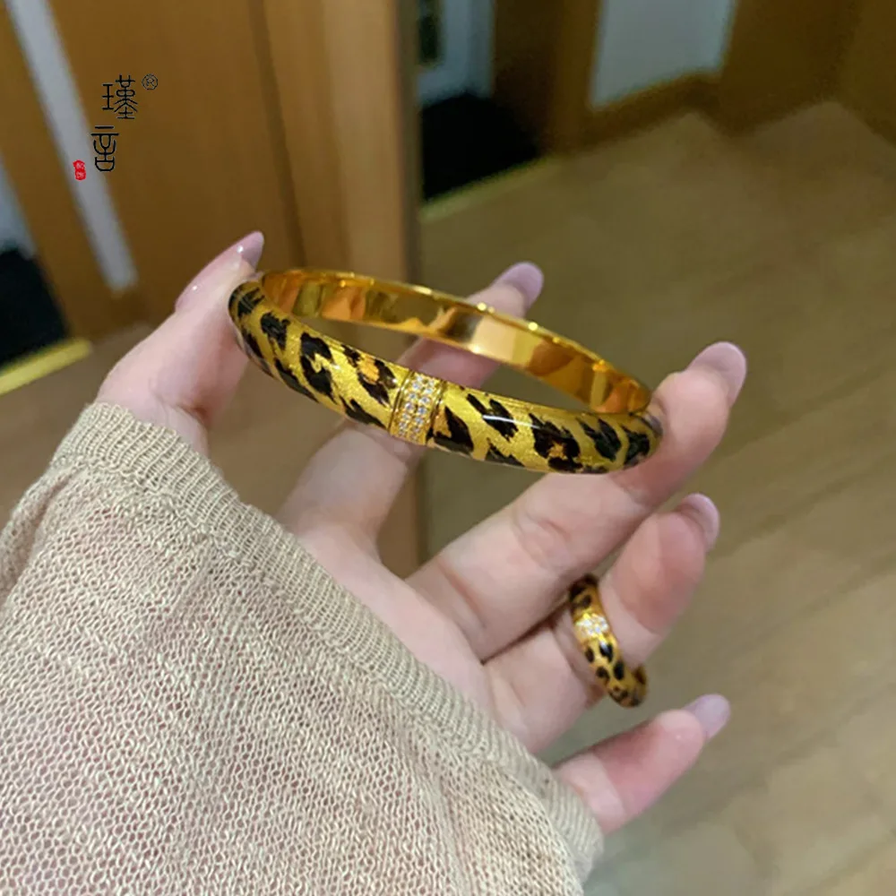 

Роскошный комплект украшений с леопардовым принтом: колье, кольцо, браслет. Винтажный дизайн, золотистый цвет. Модные женские ювелирные изделия. Элегантное качество.