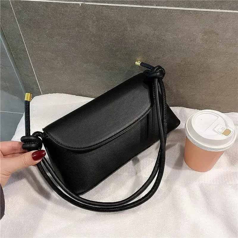 Internet celebrity retro small bag for women in autumn and winter, new trendy crossbody bag, fashionable one shoulder small bag