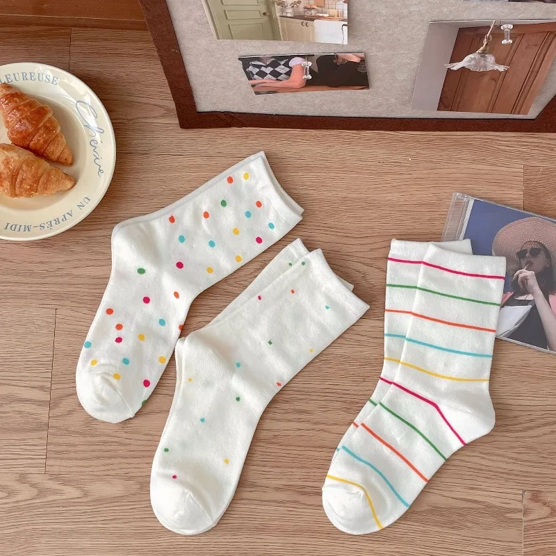 Die 1/3 farbigen gepunkteten gestreiften Socken sind süße, schweißabsorbierende, geruchsdichte, einfache, bequeme, lässige mittellange Socken