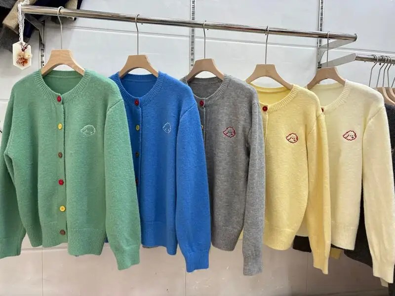 

Вязаный кардиган, женский свитер 2022, осень-зима, новая коллекция, ретро, с вышивкой щенком, цветная пряжка, свободный, универсальный, для похудения