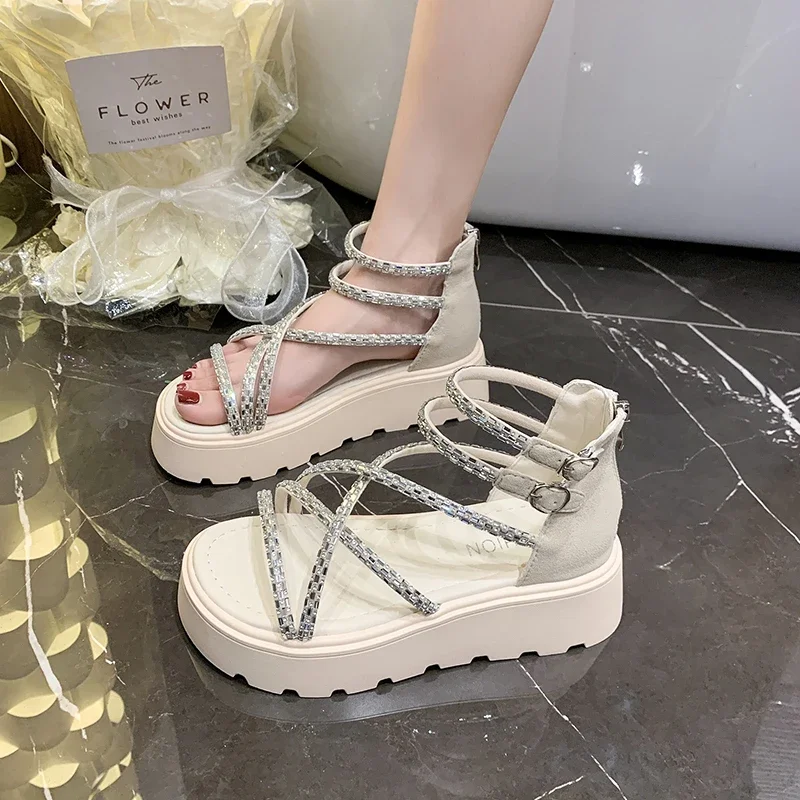 Mode Fee Stil Sandalen Frauen Sommer Neue Runde Kappe Zurück Zip Plattform mit Rock Strass Schlanke Riemen Römische Schuhe