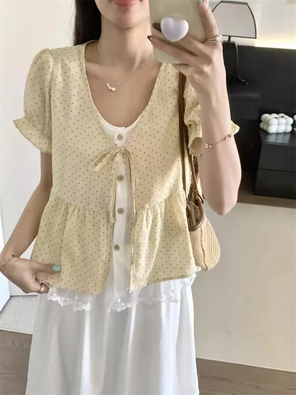 Sommerliches Polka-Dot-Shirt mit Schnürung für Damen, koreanische Mode, V-Ausschnitt, lockere T-Shirts 2026, Puffärmel, Y2K, Spitzen-Patchwork, Crop-Tops, Tees – Detail 1