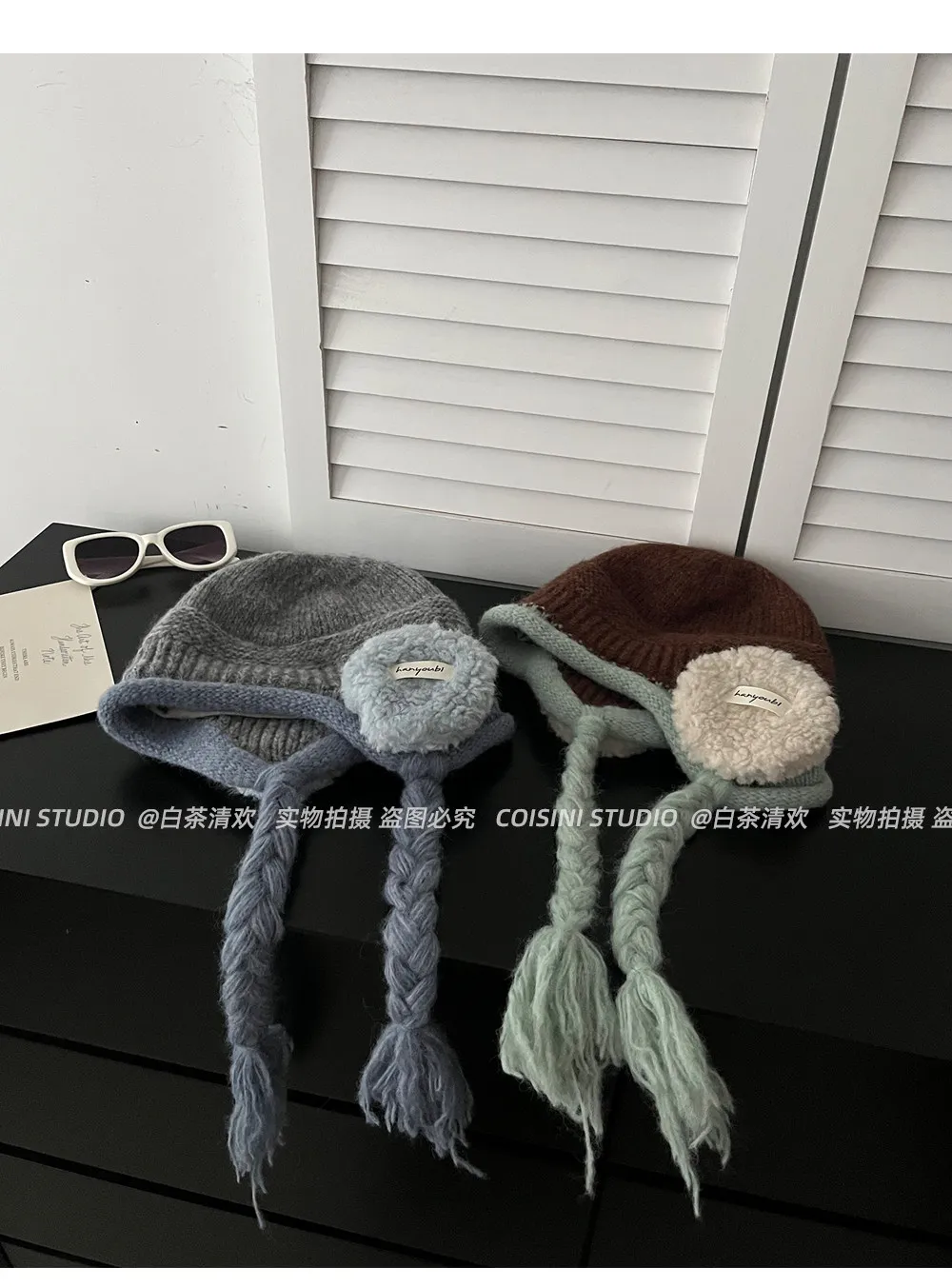 Niedliche, geflochtene Mützen mit Ohrenklappen und Quasten für Damen, dicke, gestrickte Wintermütze mit Pompon, weiche, warme, winddichte Pullover-Mütze, Kopfbedeckung. – Detail 7