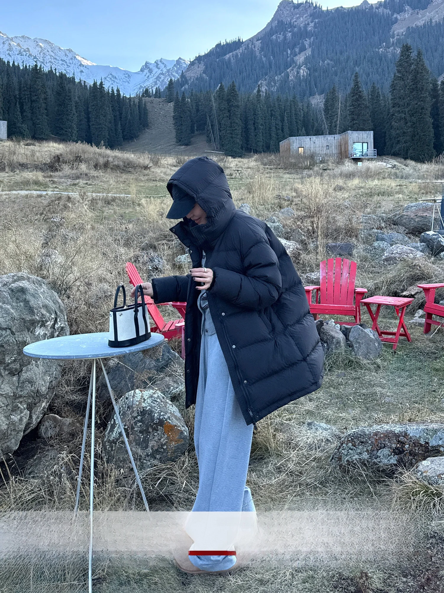 

Женская пуховая куртка с капюшоном 2025: Новая зимняя корейская модель средней длины, белая, теплая, повседневная, из нейлоновой ткани