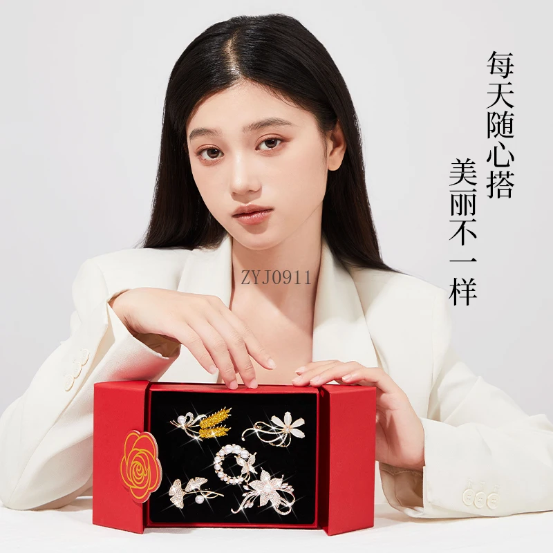 بروش نسائي راقي بتصميم عصري رائع وإكسسوارات معطف متخصصة ذات إحساس عالٍ