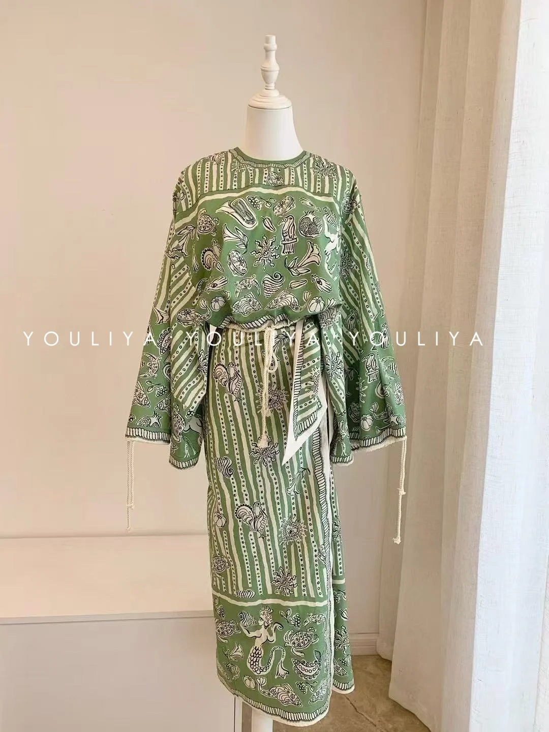 Damski letni zestaw: wysokiej jakości bawełniana koszulka z zielonym nadrukiem + sukienka z wiązaniem na szyi i spódnicą typu wrap, dwuczęściowy komplet.