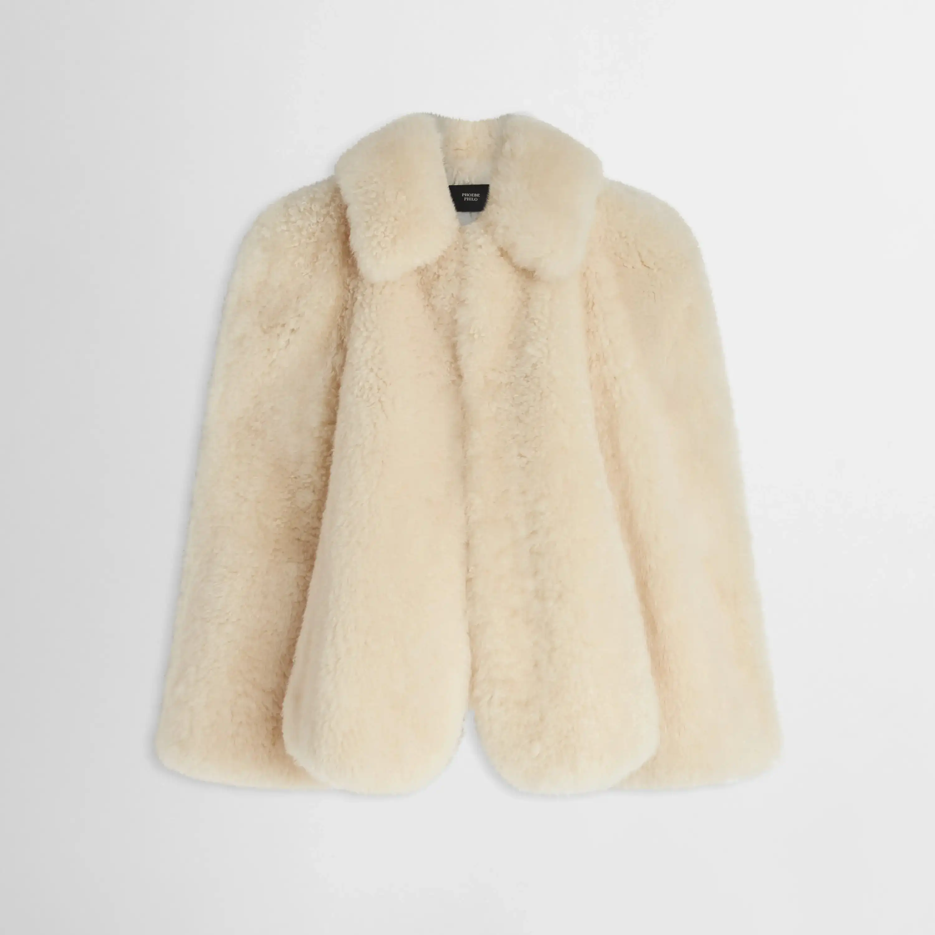 يتم إصدار النمط الجديد من معطف الفرو غير الرسمي والعصري لملابس النساء في المقدمة. معطف فيبي فيلو عالي الجودة